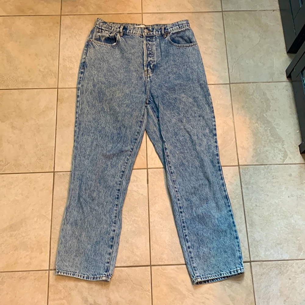 Lightly used PacSun high rise mom jeans. Size 29